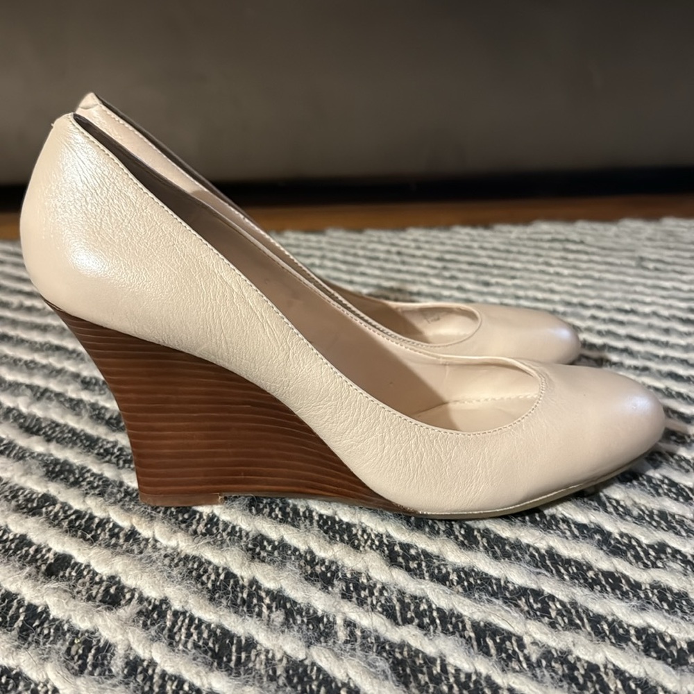 NWT Banana Republic beige leather wood wedge pumps. Size 11